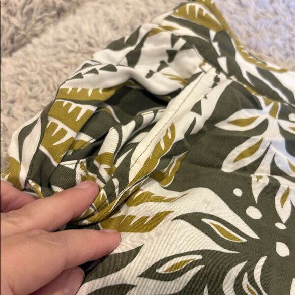 Old Navy Green and White Leaf Print Pants - Picture 4 of 7